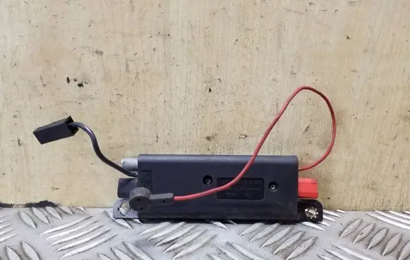 Audi A4 S4 B5 8D Aerial antenna amplifier 8D5035225