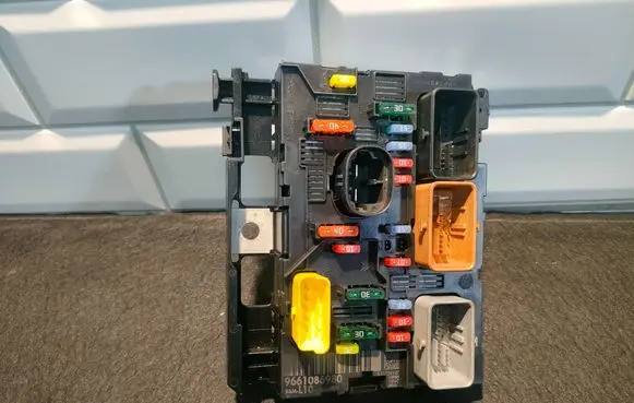 Peugeot 207 Fuse module 9661086980