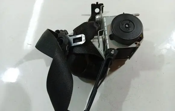 Opel Astra H Front seatbelt 560834801