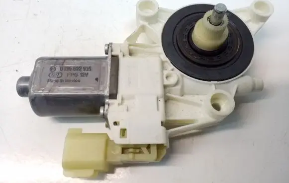 Chrysler 200 Front door window regulator motor 0130822935 3040712A