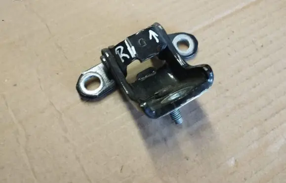 Nissan Note (E11) Rear door upper hinge