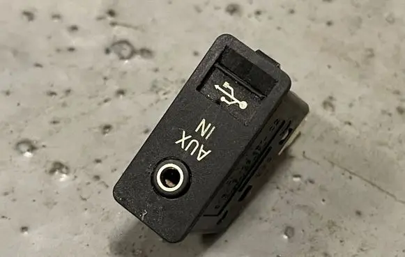 BMW 5 F10 F11 AUX in-socket connector 9129651