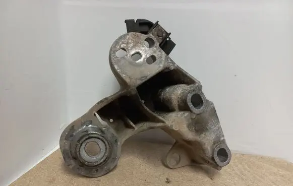 Audi A4 S4 B7 8E 8H Engine mounting bracket 8E0199352N