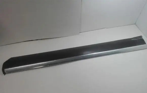 Volkswagen Touareg I Front door trim (molding) 7L6837798