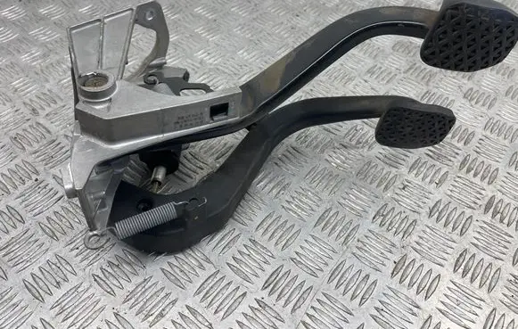 BMW 3 E90 E91 Pedal assembly 6751665 678711