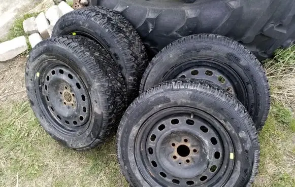 Chrysler Neon II R15 winter/snow tires with studs ULTRAGRIP500 GOODYEAR