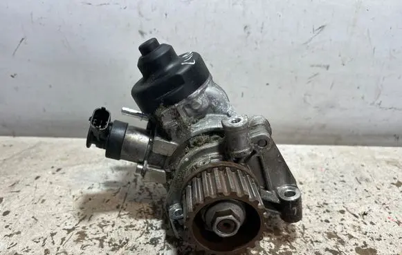 Renault Clio IV Fuel injection high pressure pump 0445010704 167007358R H8201434847