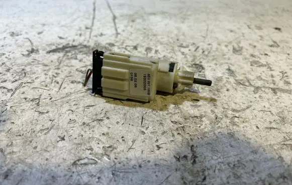 Audi A4 S4 B7 8E 8H Brake pedal sensor switch 8E0927189B 19322005 0156