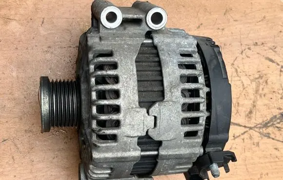 BMW 1 E82 E88 Generator/alternator 7557789 0121715016