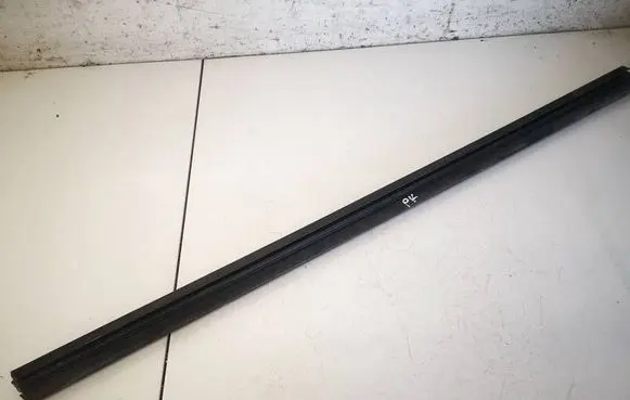 Skoda Octavia Mk2 (1Z) Front door glass trim molding 1Z0837479A