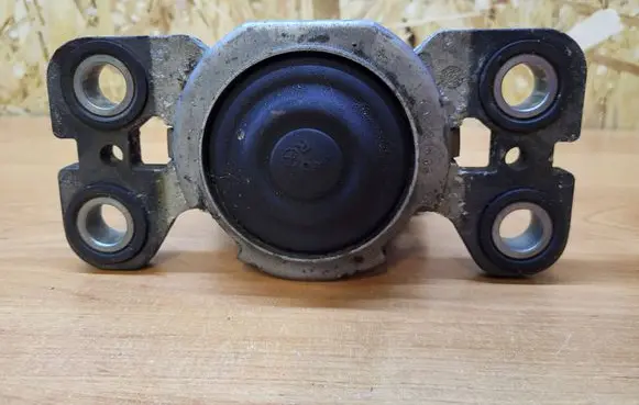 Volvo XC70 Engine mount bracket