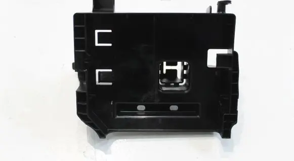 Volkswagen Touareg III Engine bonnet (hood) release handle