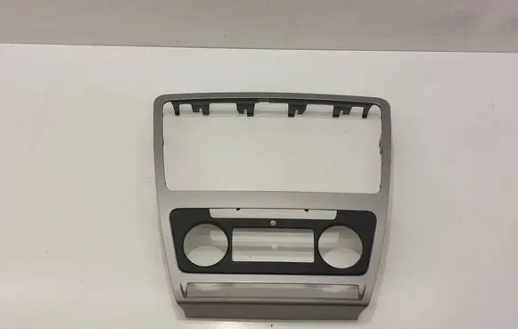 Skoda Octavia Mk2 (1Z) Radio/GPS head unit trim 