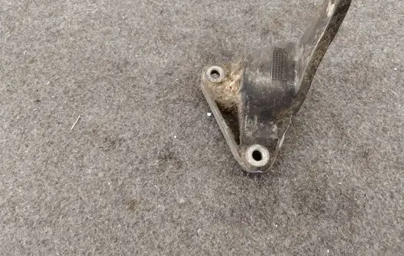 Ford Mondeo Mk III Engine mounting bracket 1S716P093AB B0D2A