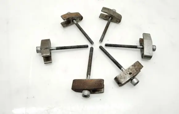 Chrysler 300 - 300C Fuel Injector clamp holder