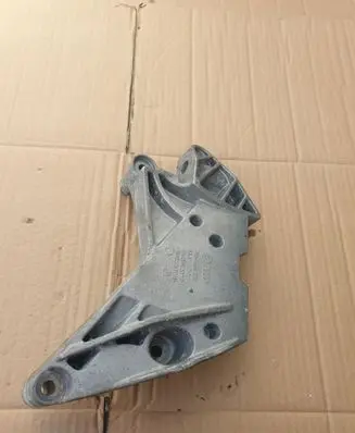 Volkswagen PASSAT B7 Engine mounting bracket 06J199207P