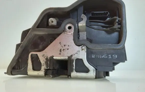BMW X3 E83 Front door lock 7154619
