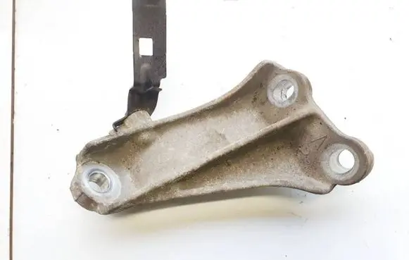 Honda Civic Engine mounting bracket