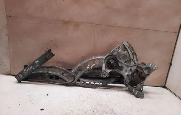 Volkswagen PASSAT B3 Front door manual window regulator 357837401