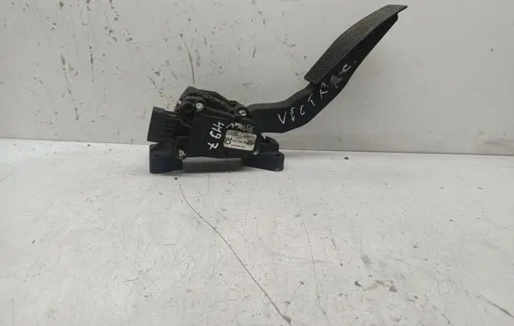 Accelerator throttle pedal