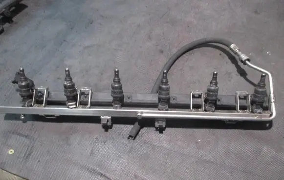 BMW 5 E60 E61 Fuel injector 1427246
