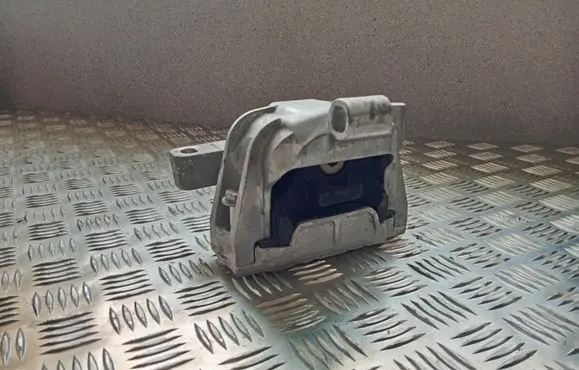 Audi Q3 8U Engine mount bracket 5N0199262