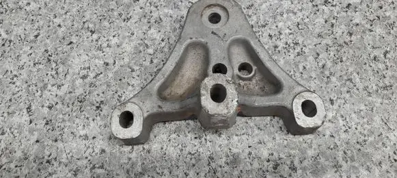 Volkswagen Polo IV 9N3 Engine mounting bracket 6Q0199185P