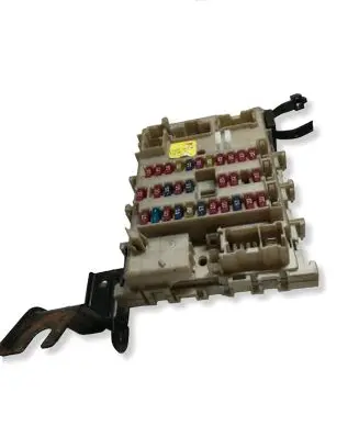 Nissan Primera Fuse module 24350AV700 0131021