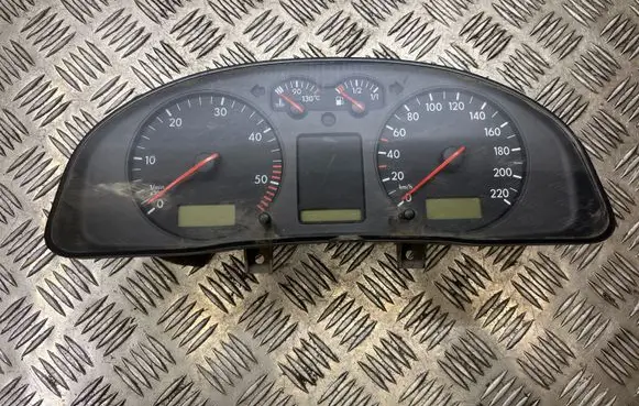 Volkswagen PASSAT B5 Speedometer (instrument cluster) 3B0919881P