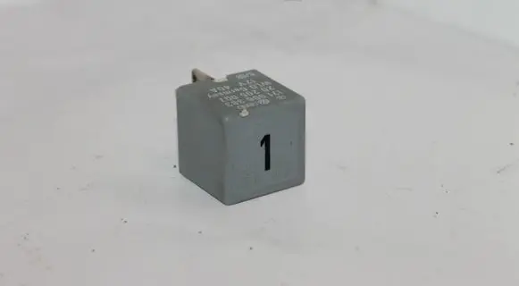 Volkswagen Golf III Other relay 171906383