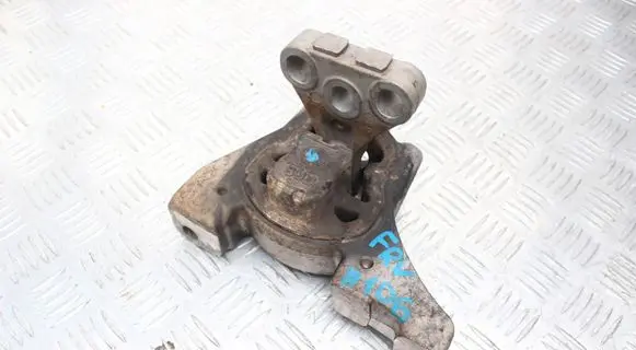 Honda FR-V Engine mount bracket