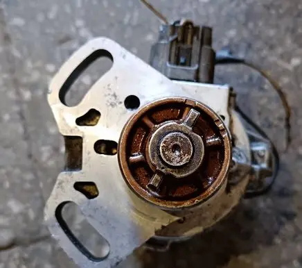 Mazda 323 Spark distributor T2T52371