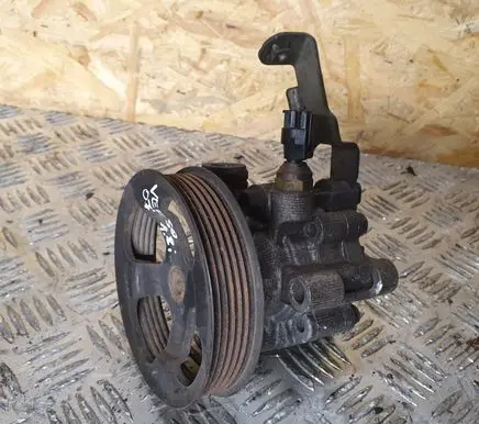 Toyota Corolla Verso AR10 Power steering pump U6M21583