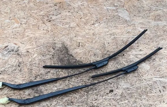 Opel Corsa F Front wiper blade arm 9822931880 9822931680