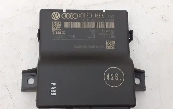Audi A5 8T 8F Gateway control module 8T0907468K