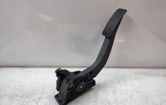 Accelerator throttle pedal