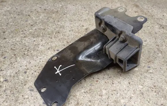 Volvo XC90 Front bumper mounting bracket 31353763