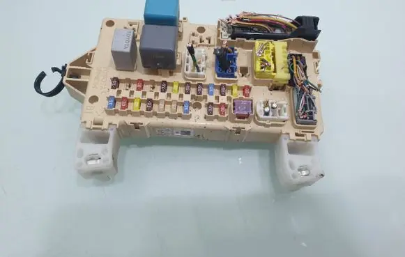 Toyota Corolla Verso AR10 Fuse module 892210F010