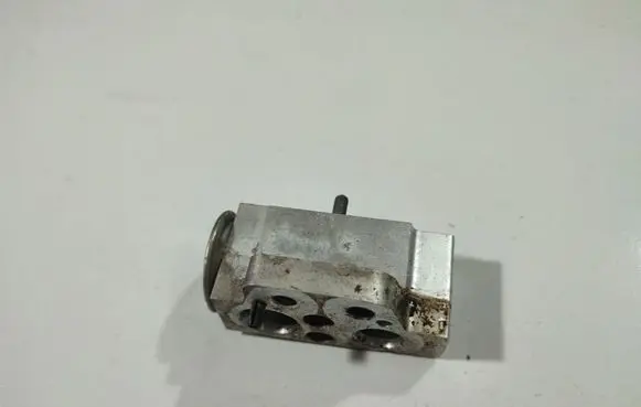 Volkswagen PASSAT B6 Air conditioning (A/C) expansion valve 1K0820679