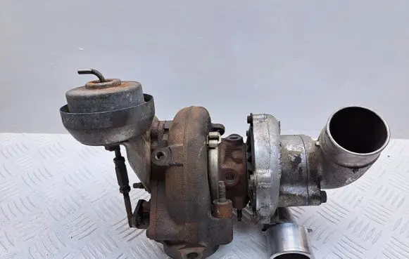 Toyota Avensis T250 Turbo 172010R020 0601310266 0601310267