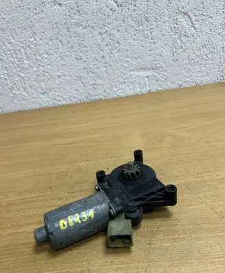 Mercedes-Benz E W210 Front door electric window regulator 0130821709 D8231
