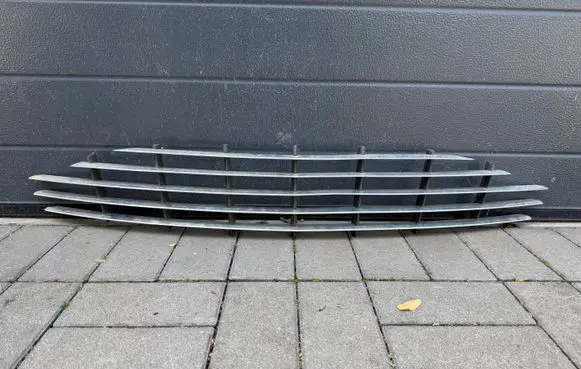 Aston Martin Rapide Front grill CZESCICASPLASTON