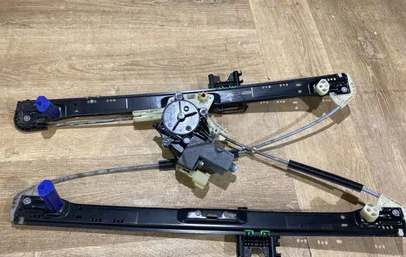 Land Rover Discovery 5 Rear door window regulator motor HY3227000AA 2296461 012462102B