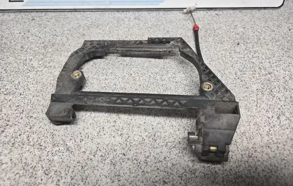 BMW 5 E39 Rear door exterior handle/bracket 51228236646