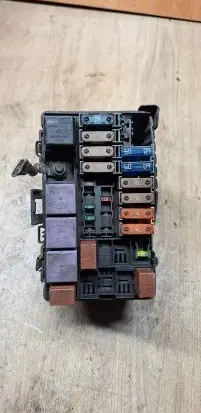 Renault Kangoo I Fuse module 8200258781 M0T0RF90L3