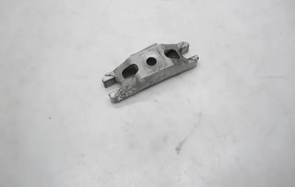 Volkswagen PASSAT B7 Fuel Injector clamp holder 03L216