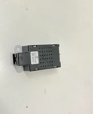 Volkswagen Golf VI Aerial antenna amplifier 5M0035570B