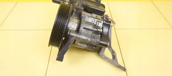 Mercedes-Benz E W212 Power steering pump A0064664701 651924