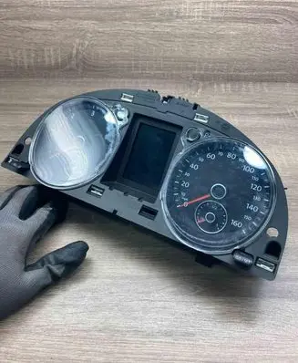 Volkswagen PASSAT B7 Speedometer (instrument cluster) 3AA920970A