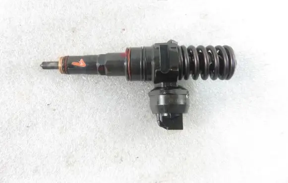 Volkswagen Golf IV Fuel injector 0414720037 038130073AJ